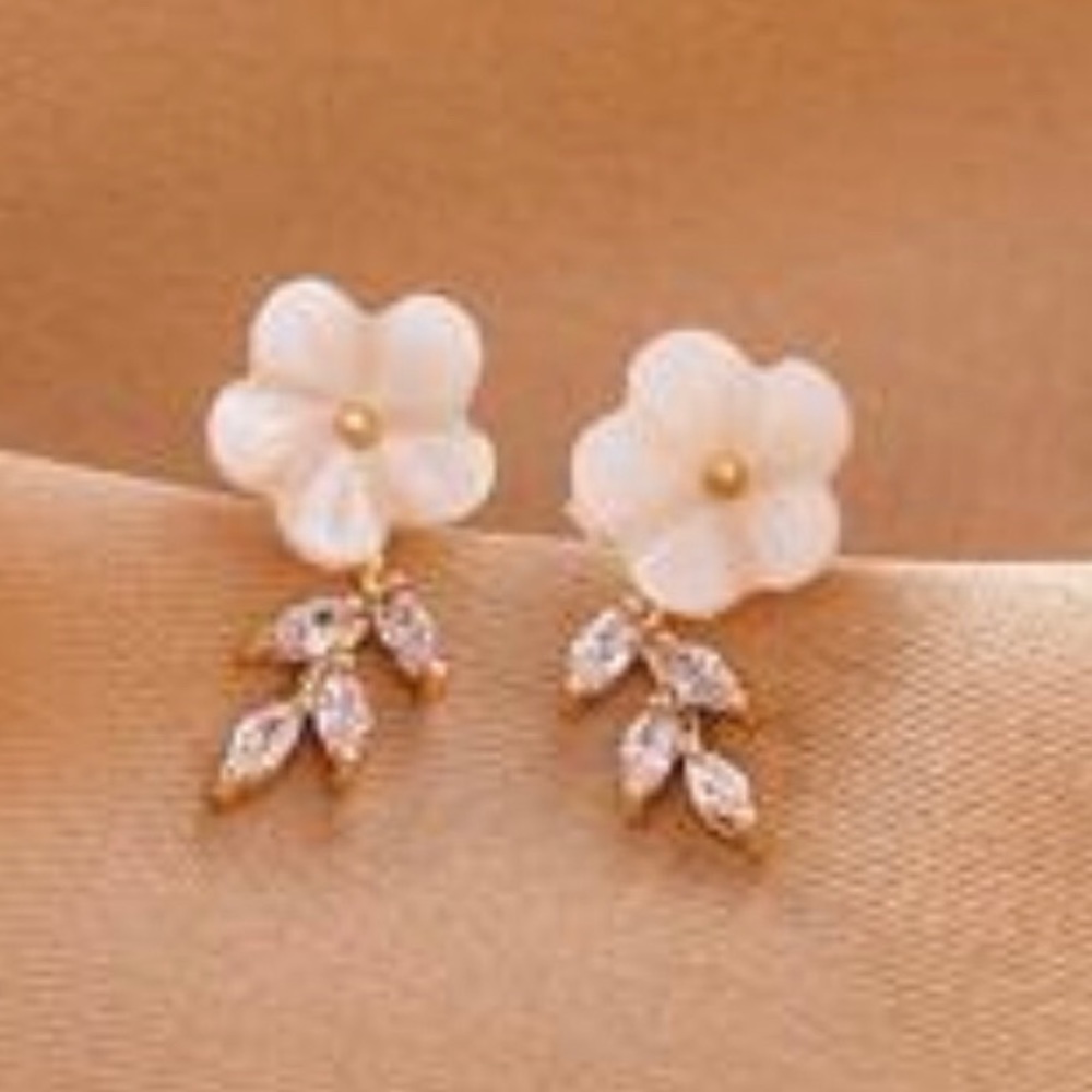 ELEGANT & DAINTY DAISY MOTHER OF PEARL STUDS.